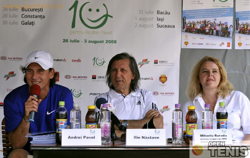 Ilie Nastase si Andrei Pavel, tenis in fata Ateneului Roman